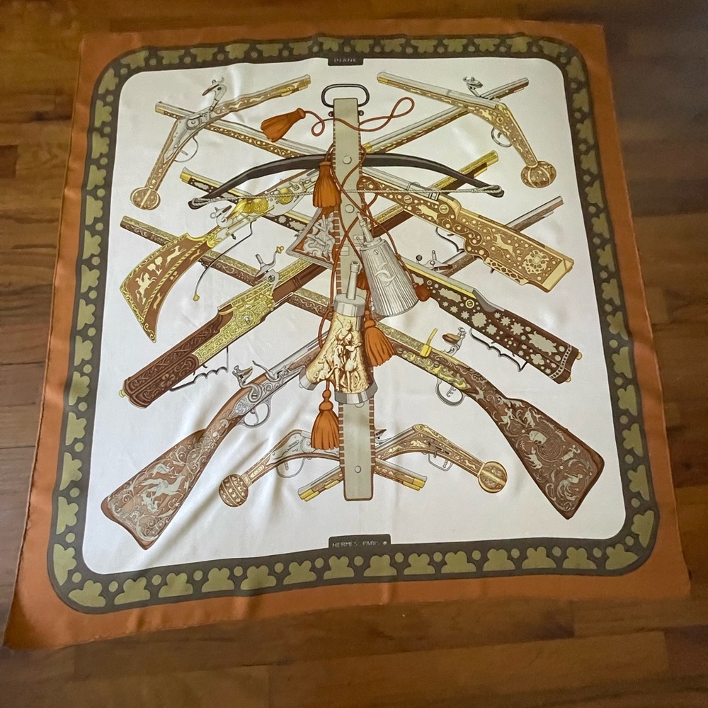 Hermès Diane Elegant White and Gold Silk Scarf with Brown Accents. - Picture 4 of 16